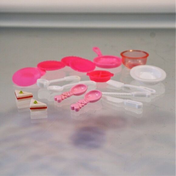 Vintage Barbie Kitchen Accessories Plates Flatware 1980s Lot of 19 Pieces - Picture 6 of 6